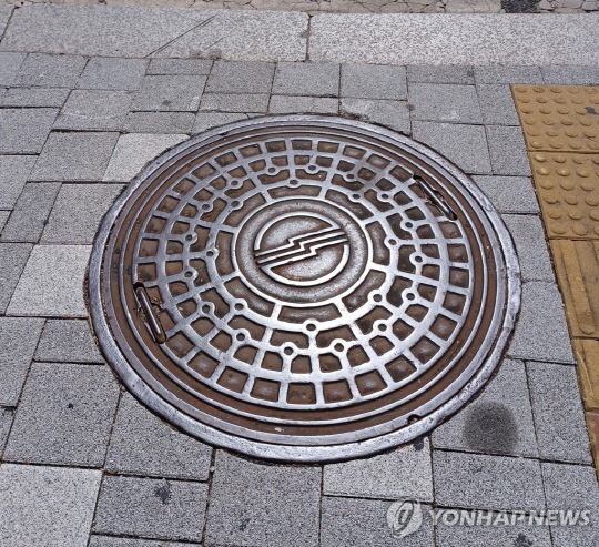 맨홀 뚜껑. 사진과 기사 내용 무관. <연합뉴스>